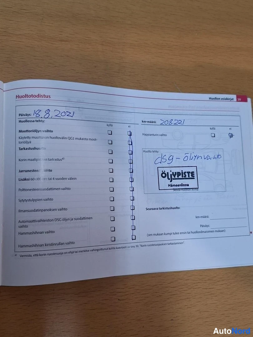 Muu: Kuvassa huoltokirjan Huoltotodistus-sivu. Päiväys 18.8.2021, km-määrä 208 221, huollon suorittanut Öljypiste Hämeenlinna.
