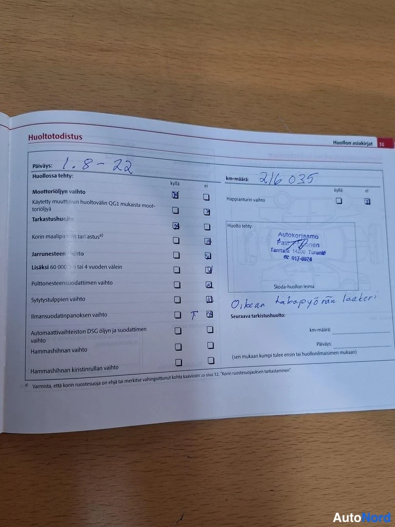 Muu: Kuvassa huoltokirjan Huoltotodistus-sivu. Päiväys 1.8–22, km-määrä 216 035, huollon suorittanut Autokorjaamo Pasi Petronen, Tampere.