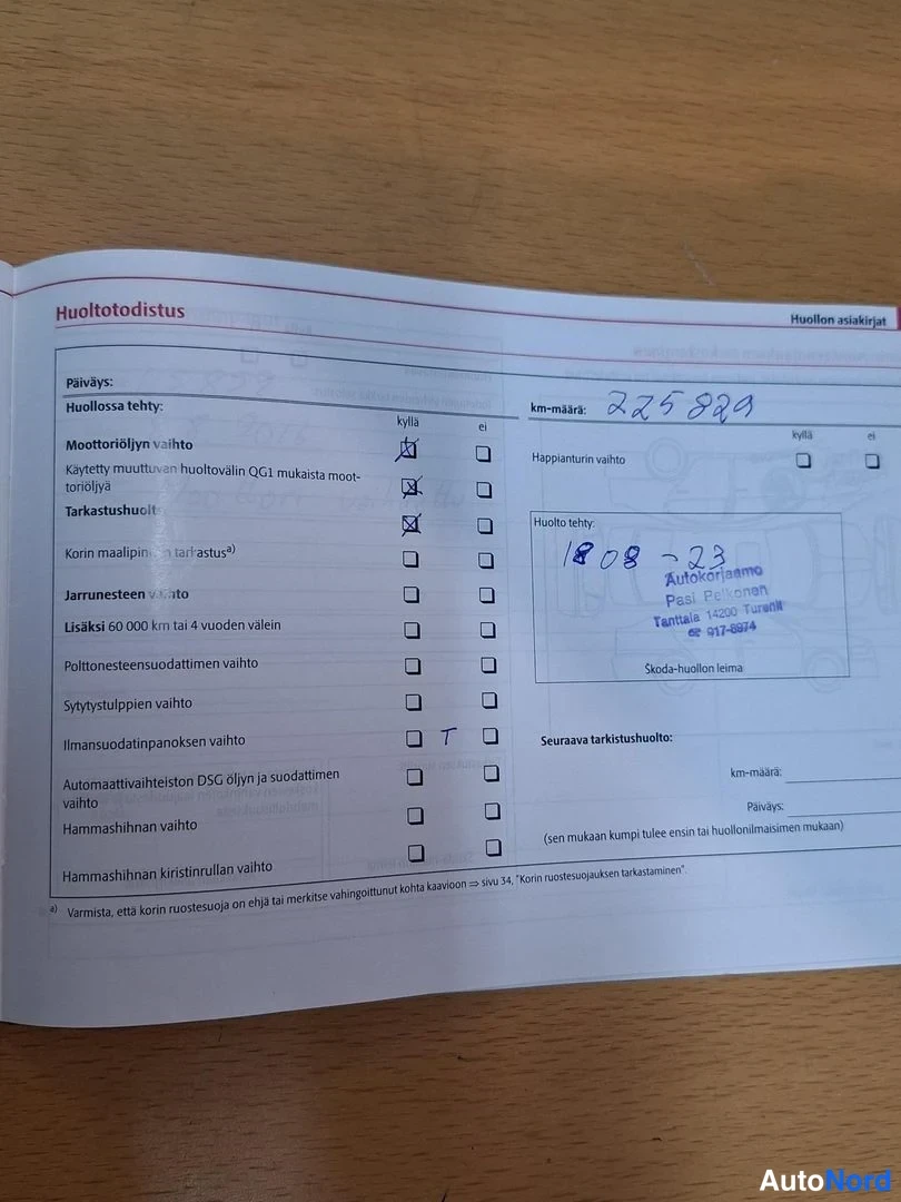 Muu: Kuvassa huoltokirjan Huoltotodistus-sivu. Km-määrä 225 829, huolto tehty 18.08.-23, huollon suorittanut Autokorjaamo Pasi Petronen.