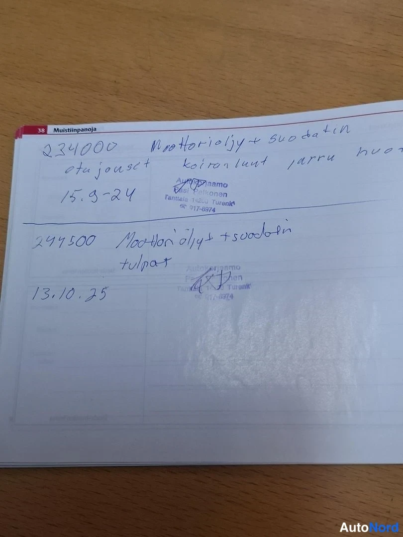 Asiakirja: Käsinkirjoitettu huoltomuistiinpano muistiinpanokortissa, jossa kaksi huoltomerkintää päivämäärineen.
