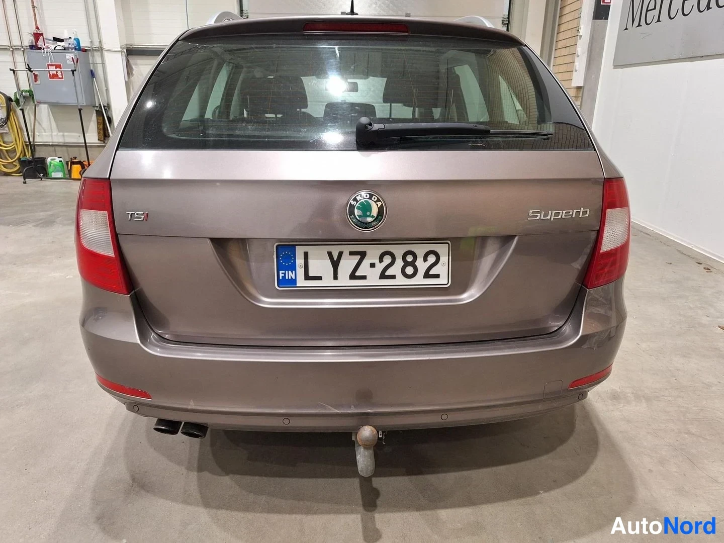 Takaa: Skoda Superb Combin takaosa suoraan takaa; rekisterikilpi, TSI- ja Superb-merkit, vetojärjestelmän pallo näkyvissä.