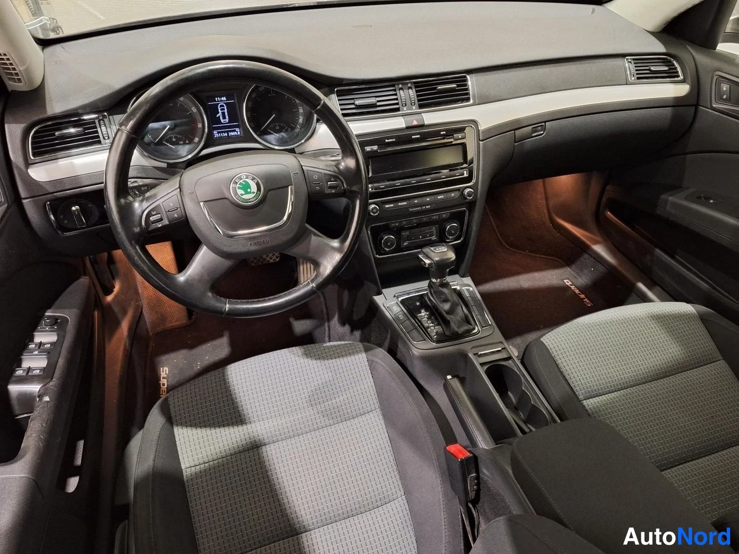 Edestä: Skoda Superbin ohjaamo edestä: monitoimiohjauspyörä, mittaristo ja automaattivaihteen valitsin keskikonsolissa.