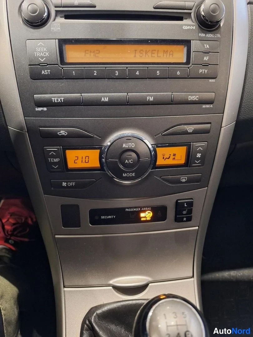 Muu: Kojelauta: radiopaneli (FM ISELMA), automaattinen ilmastointi näytöllä 21.0 ja manuaalivaihteiston vaihdekeksi.