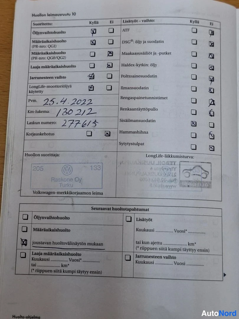 Muu: Huoltokirjan sivu 10: leimattu huoltotodistus, päivämäärä 25.4.2022, km-lukema 130 212, huollon suorittaja K-Auto Volkswagen Turku.