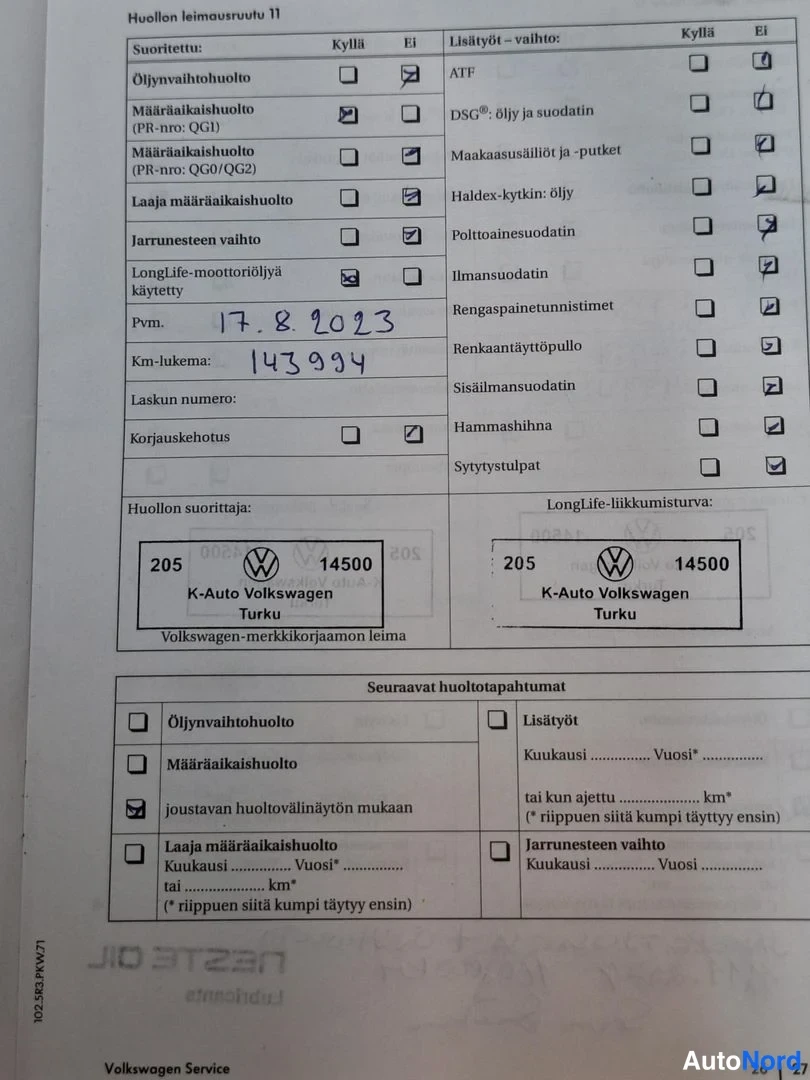 Muu: Huoltokirjan sivu 11: leimattu huoltotodistus, päivämäärä 17.8.2023, km-lukema 143 994, huollon suorittaja K-Auto Volkswagen Turku.