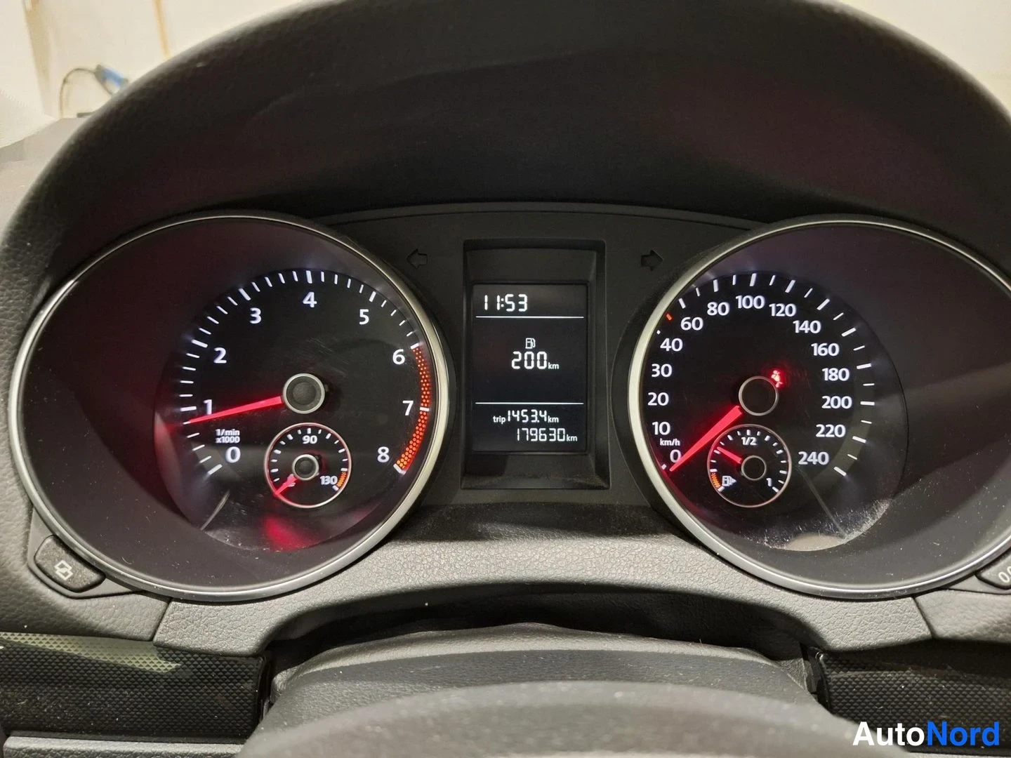 Muu: Volkswagenin kojelaudan mittaristo: nopeusmittari asteikolla 0–240 km/h, kierrosmittari asteikolla 0–8 1/min sekä matkakuluttimessa lukema 179630 km.