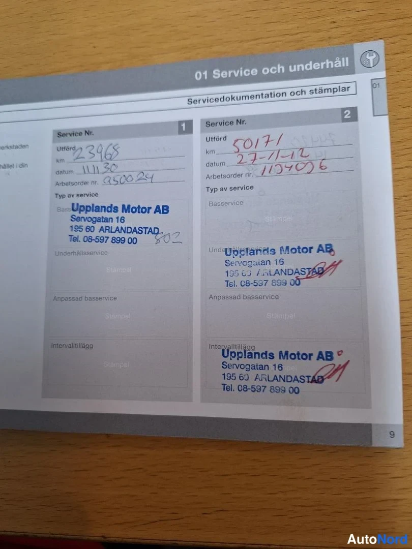 Muu: Huoltopäiväkirjan sivu '01 Service och underhåll' kahdella Upplands Motor AB:n leimalla ja käsinkirjoitetuilla kilometri- ja päivämäärätiedoilla.