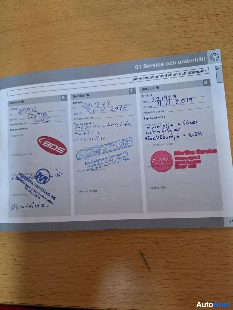 Muu: Huoltokirjan sivu 01 Service och underhåll, jossa huoltotäytöt: mirkkanen 45916 km (17/9/18), 201974 (26.11.2018, Ab O-Martin's Service Oy -stelekset) ja 221929