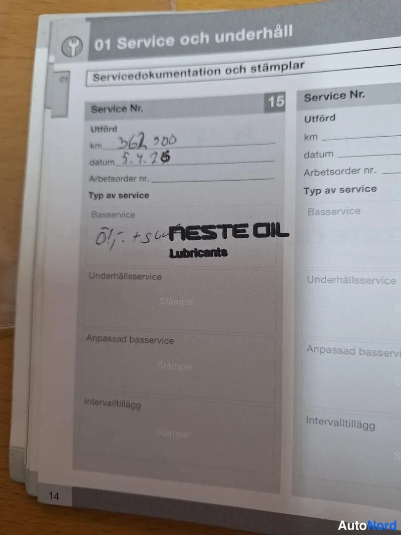 Asiakirja: Huoltokirjan sivu '01 Service och underhåll', servicekolmoset täytettynä: 262 300 km, 3.4.2016, Neste Oil -leima.