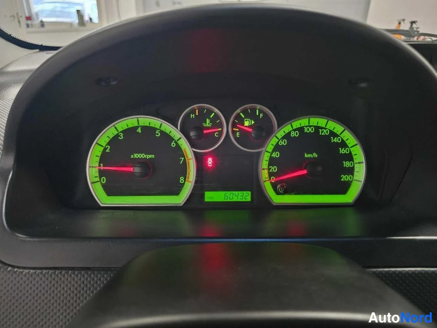 Muu: Instrumentpanelen visar en totalmätarställning på 60432 km, varvräknare upp till 8 x1000rpm och hastighetsmätare upp till 200 km/h.