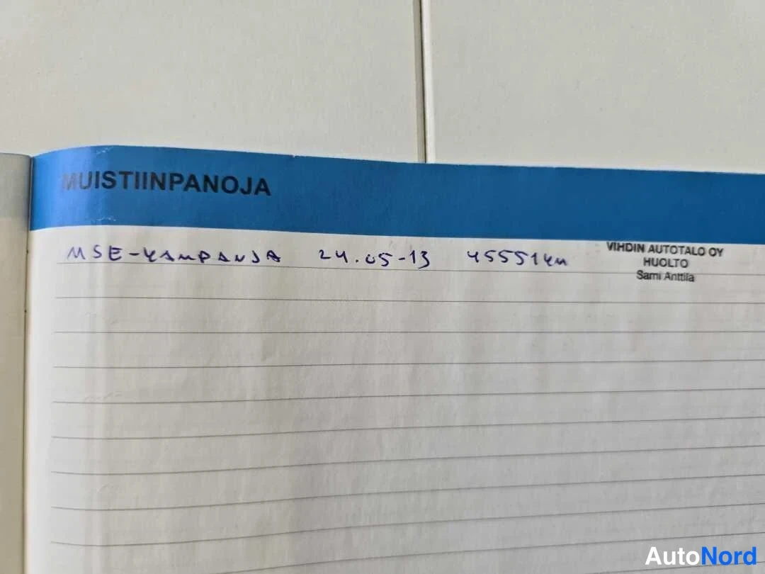 Asiakirja: Huoltokirjan muistiinpanosivu, jossa käsin kirjoitettu merkintä koostuu rekisteritunnuksesta MSE, päivämäärästä 24.05-13 ja lukemasta 45551 km.