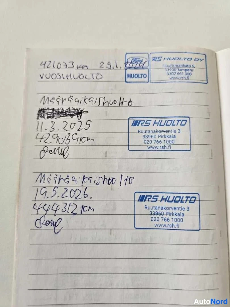 Asiakirja: Käsialalla täytetty huoltomuistiosivu, merkinnät 29.1.2024, 11.3.2025 ja 19.5.2026 kilometreineen, RS Huolto -leimoilla.