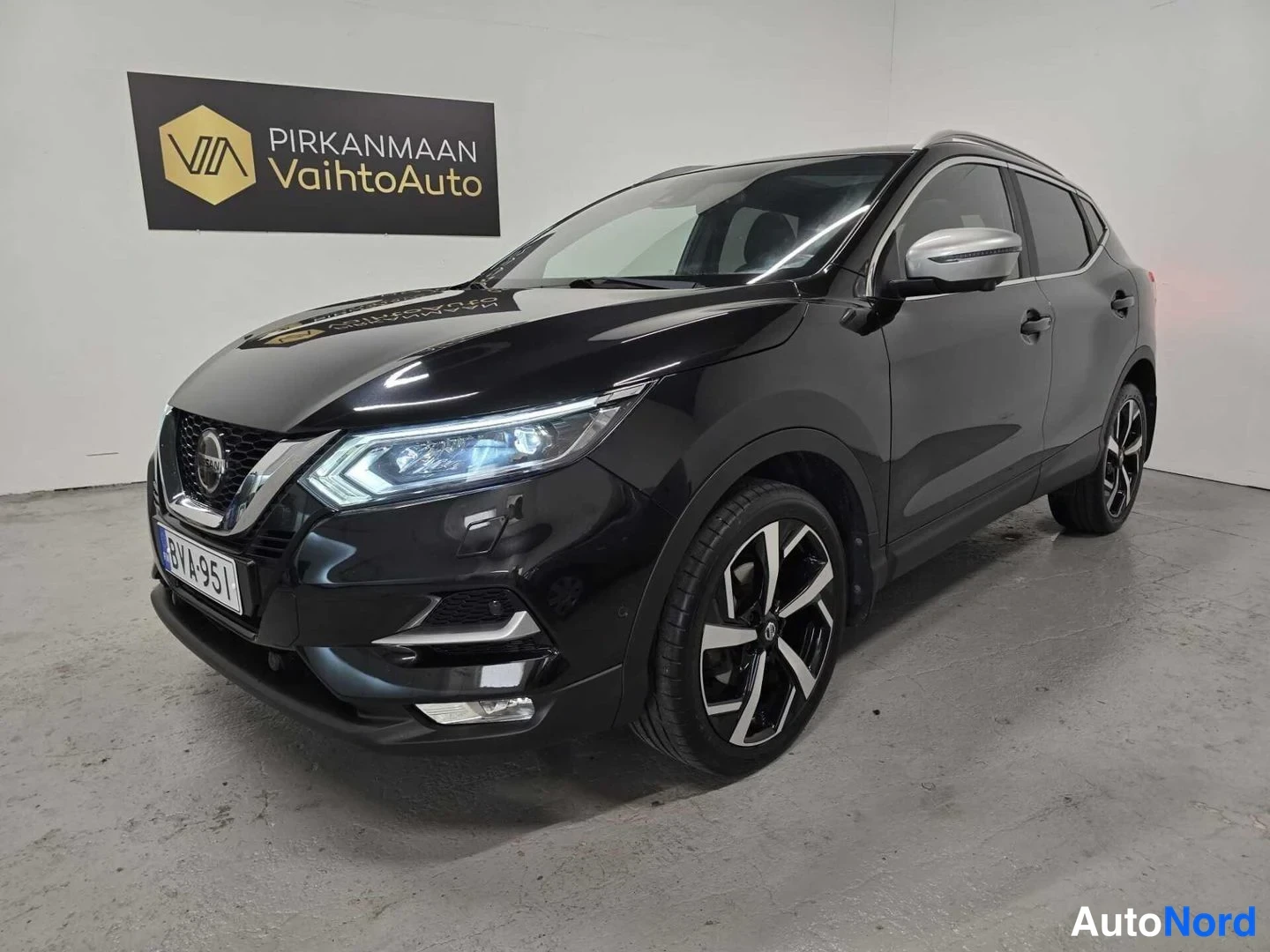 Etuviisto, nokka vasemmalle: Nissan Qashqai, etunurkkakuva, musta