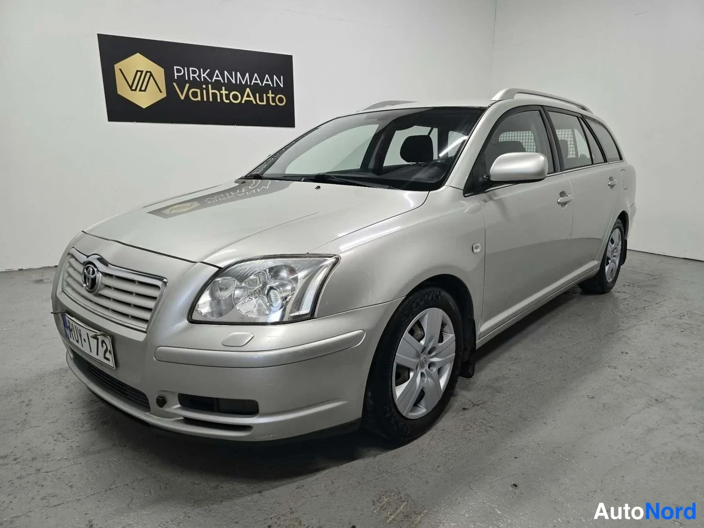 Hopea Toyota Avensis 2004, etuviisto, keula vasemmalle, kuva 2