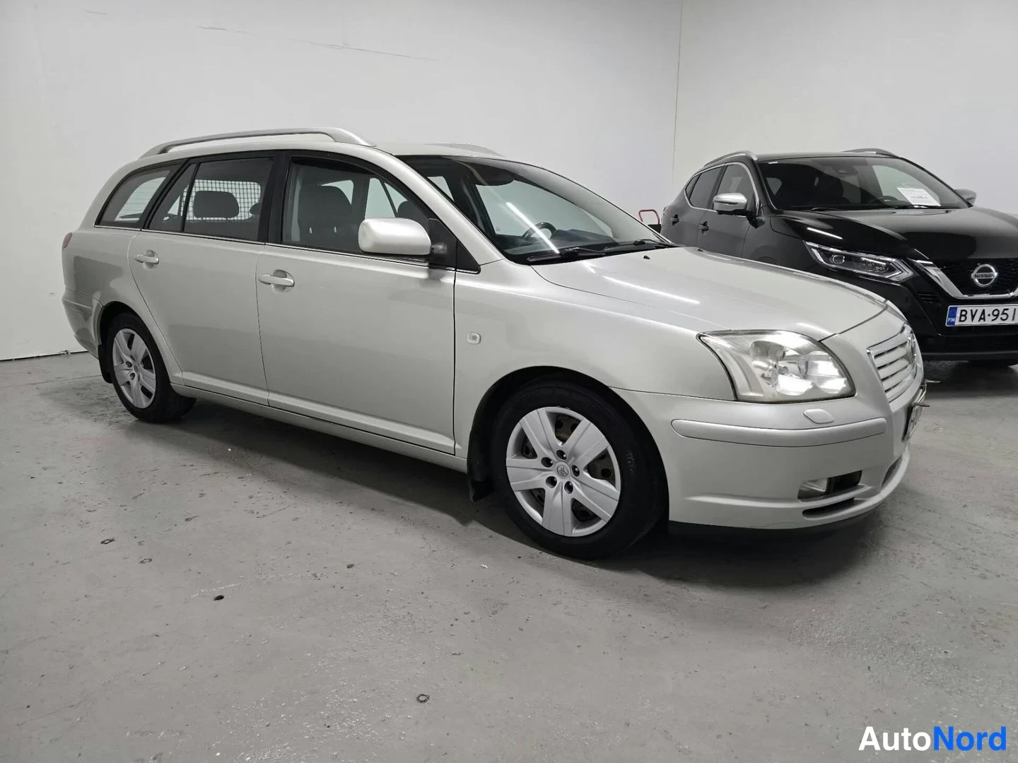 Hopea Toyota Avensis 2004, etuviisto, keula vasemmalle, kuva 3
