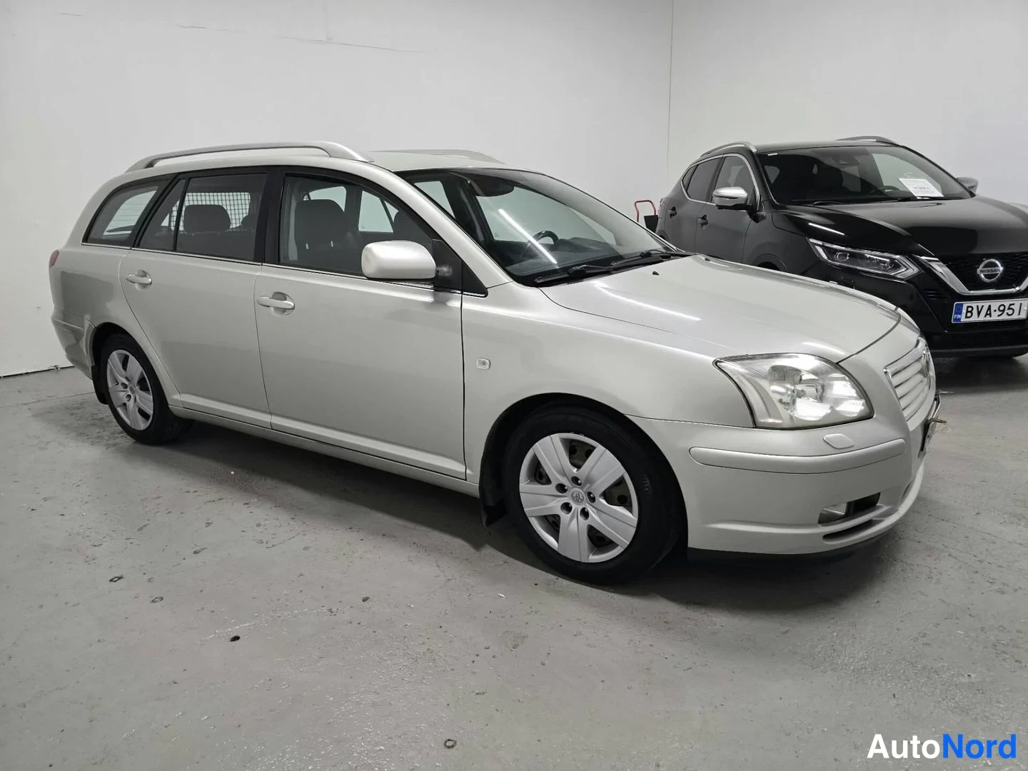 Hopea Toyota Avensis 2004, etuviisto, keula vasemmalle, kuva 4