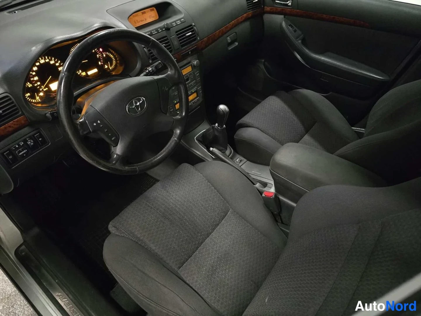 Hopea Toyota Avensis 2004, ohjaamo, kuva 8