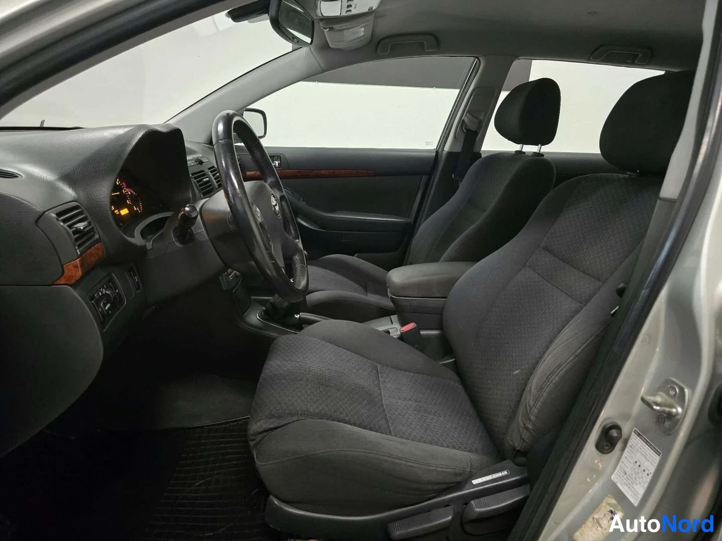 Hopea Toyota Avensis 2004, etuistuimet, kuva 12