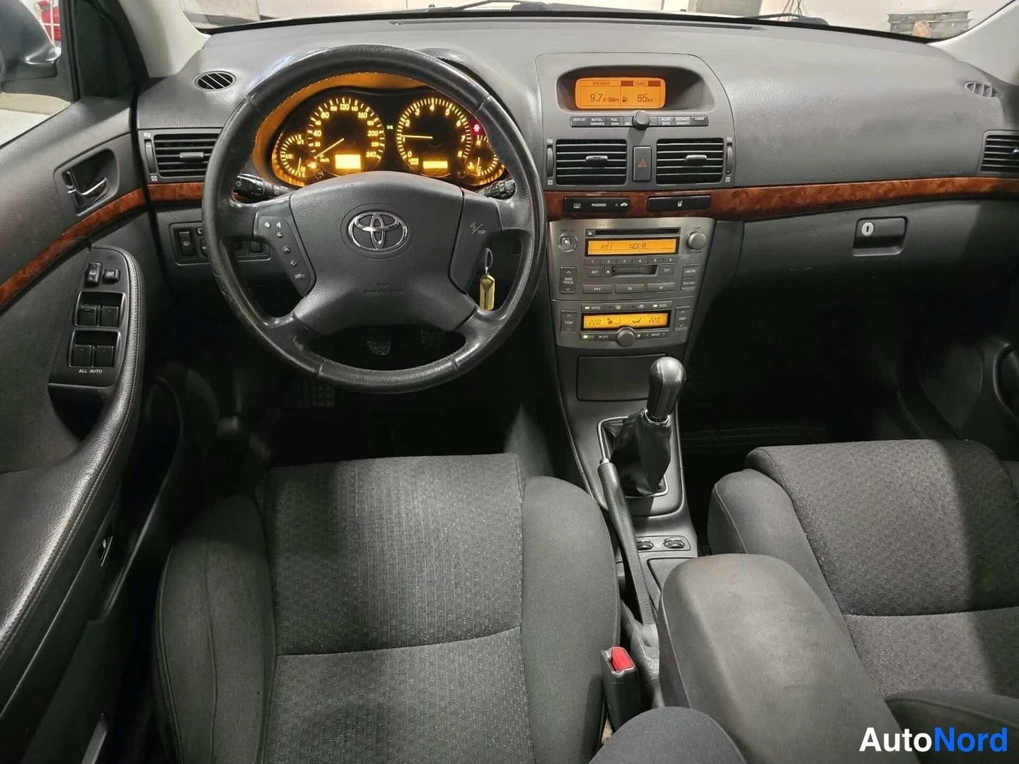 Hopea Toyota Avensis 2004, ohjaamo, kuva 9