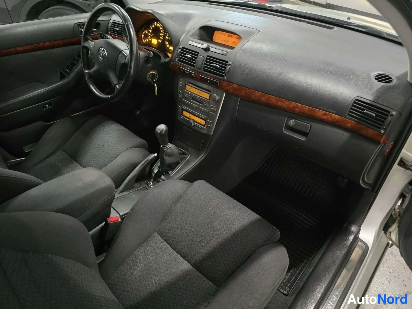 Hopea Toyota Avensis 2004, ohjaamo, kuva 10