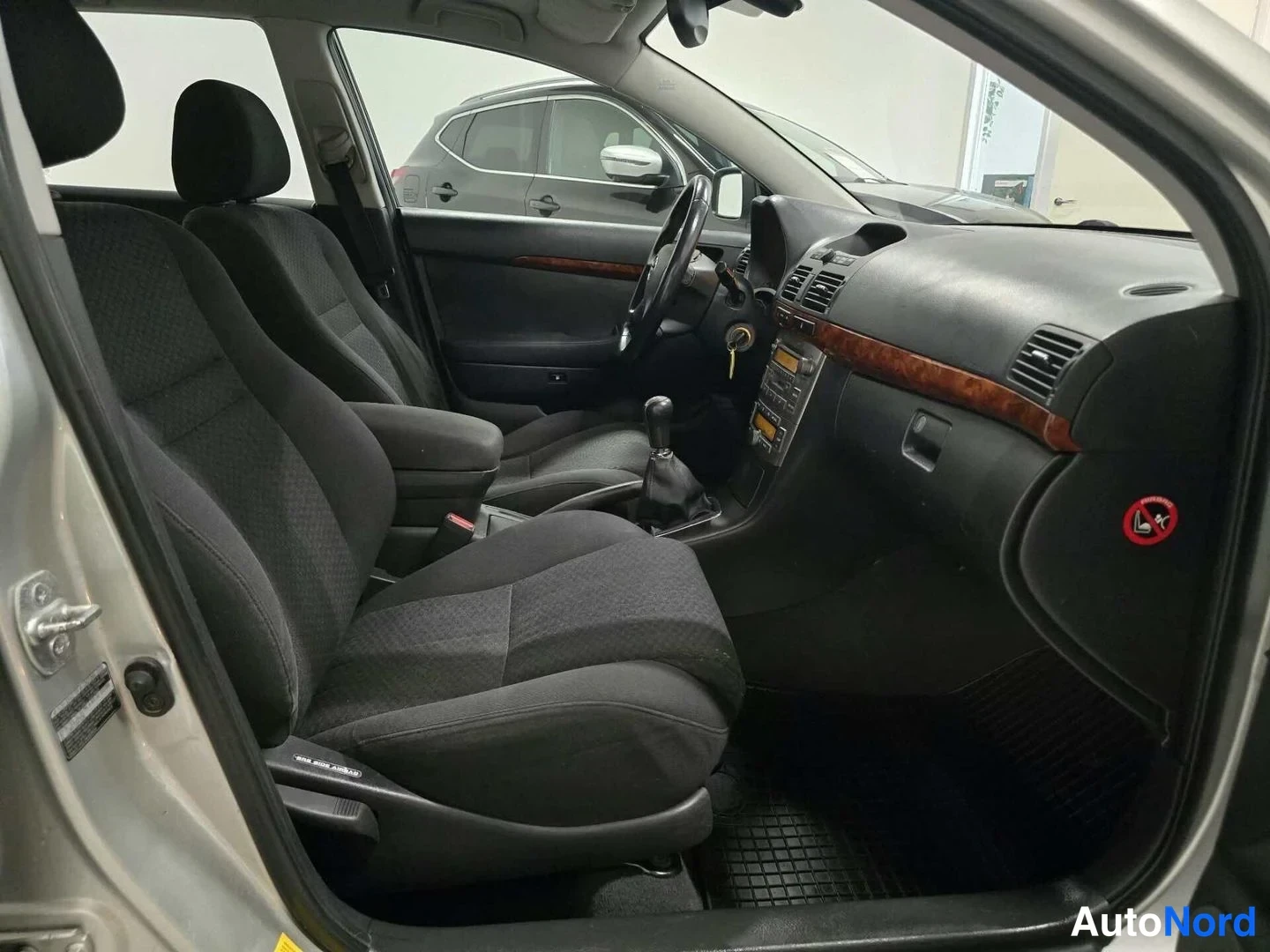 Hopea Toyota Avensis 2004, etuistuimet, kuva 13
