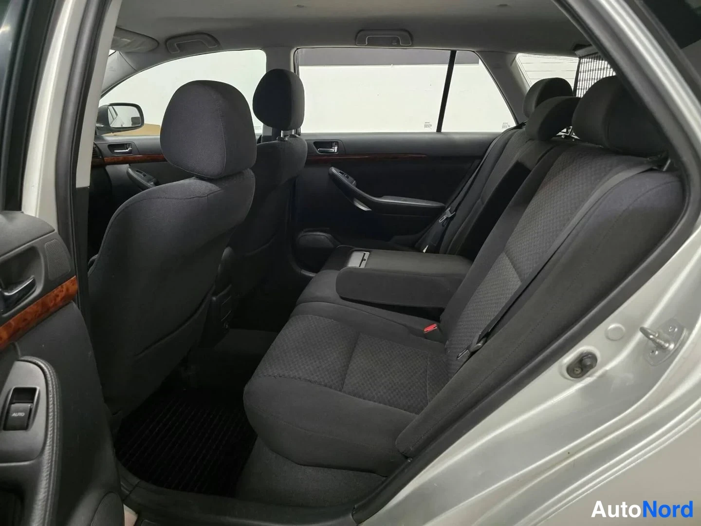 Hopea Toyota Avensis 2004, takaistuimet, kuva 14