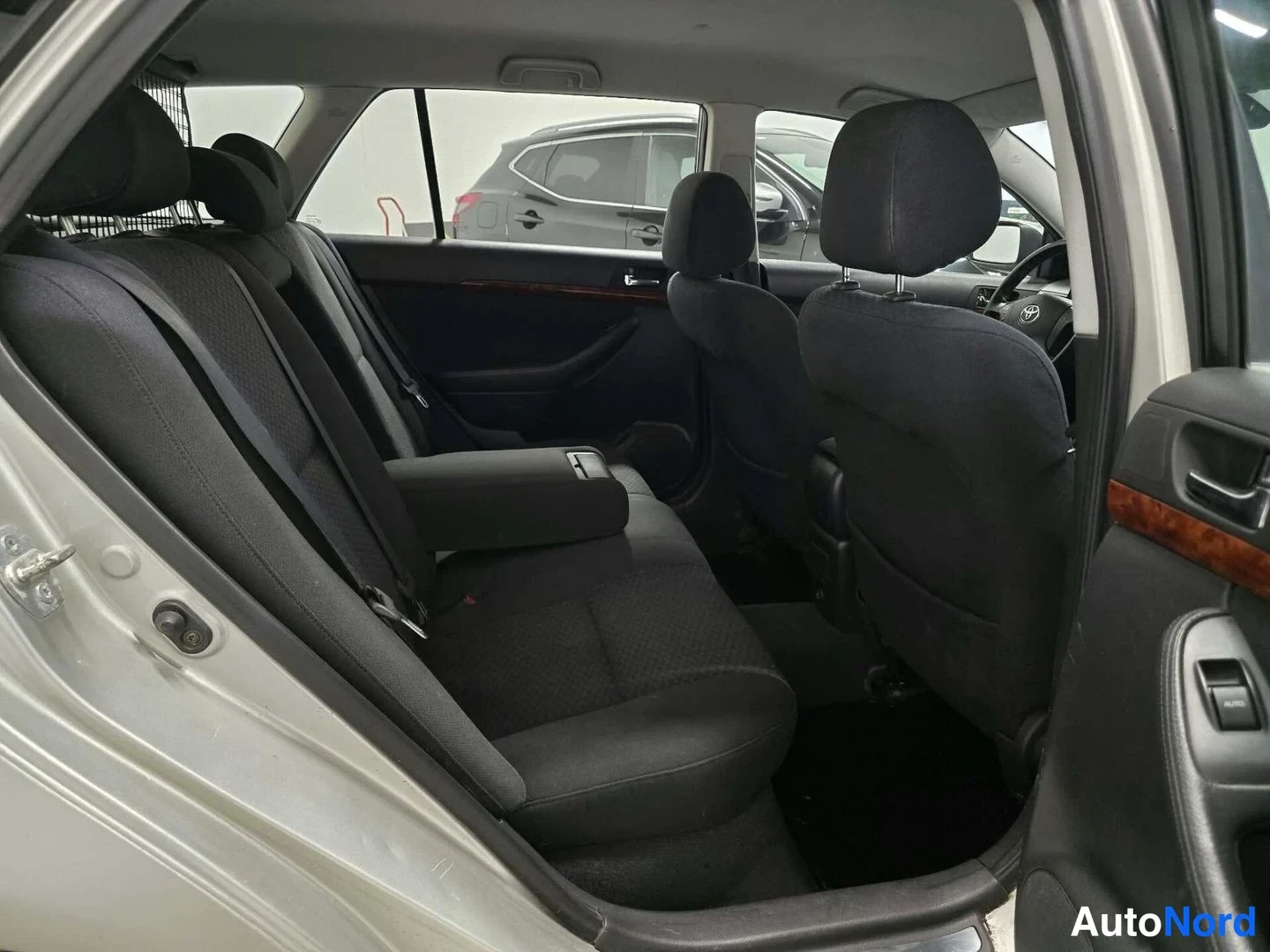 Hopea Toyota Avensis 2004, takaistuimet, kuva 15