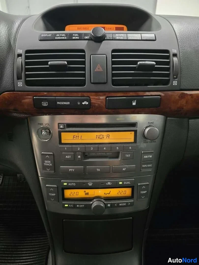 Hopea Toyota Avensis 2004, ohjaamo, kuva 11