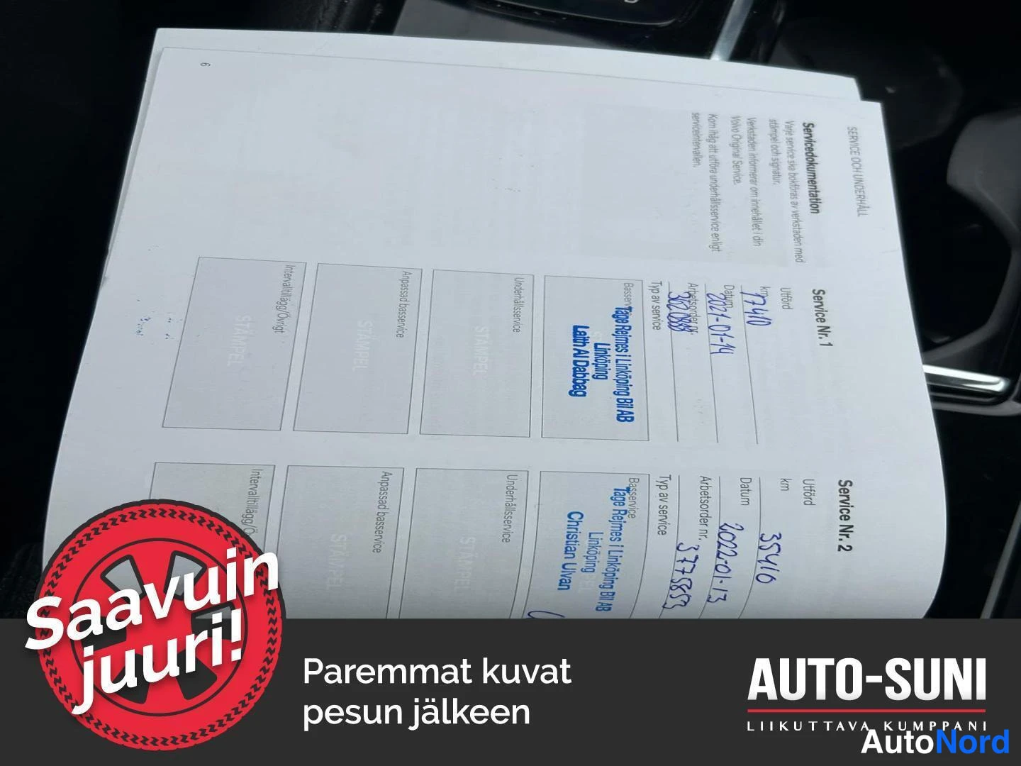 Muu: Huoltokirjan sivu, jossa näkyvät Service Nr. 1 ja 2 merkinnät leimoineen ja käsin täytettyine kenttineen.