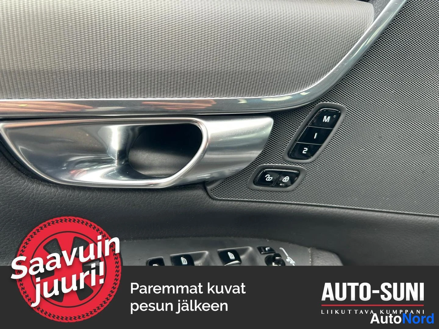 Muu: Auto-ominaisuudet: Auton oven sisäpuoli: kromattu ovenkahva, muistipainikkeet M, 1 ja 2 sekä istuink糸painikkeet. Kuva on sisäkuvasta, joten ulkokuvatyyppi on nu
