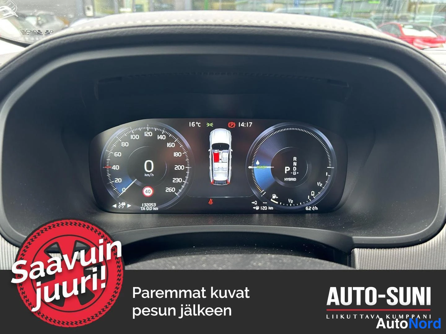 Muu: Mittariston näyttö, jossa nopeusmittari 0 km/h, Hybrid-tunnus ja P-vaihde. Kokonaismäärä 132053 km ja polttoainetankin symboli.