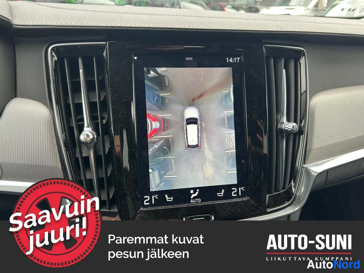 Muu: Keskiyön kosketusnäyttö näyttää pysäköintikameran ylhäältäpäin kuvan autosta, kylmä 21 astetta ja AUTO-merkintä. Tuulilasin takaa näkyy pieni pysäköintialue, jo