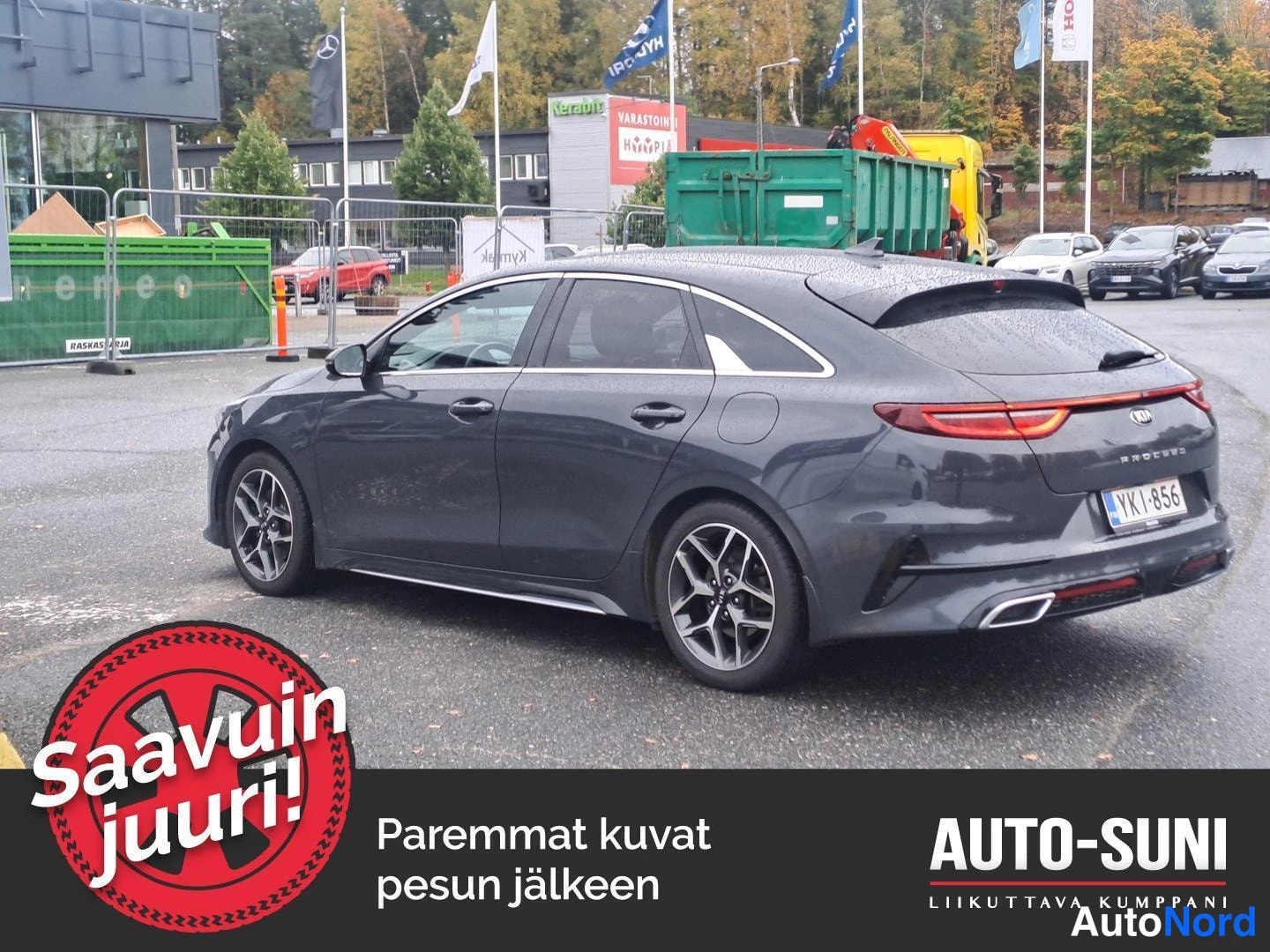 Takaviisto: Tummanharmaan Kia ProCeedin takakulmakuva vasemmalta, takaosa ja vasen kylki näkyvät pihamaalla.