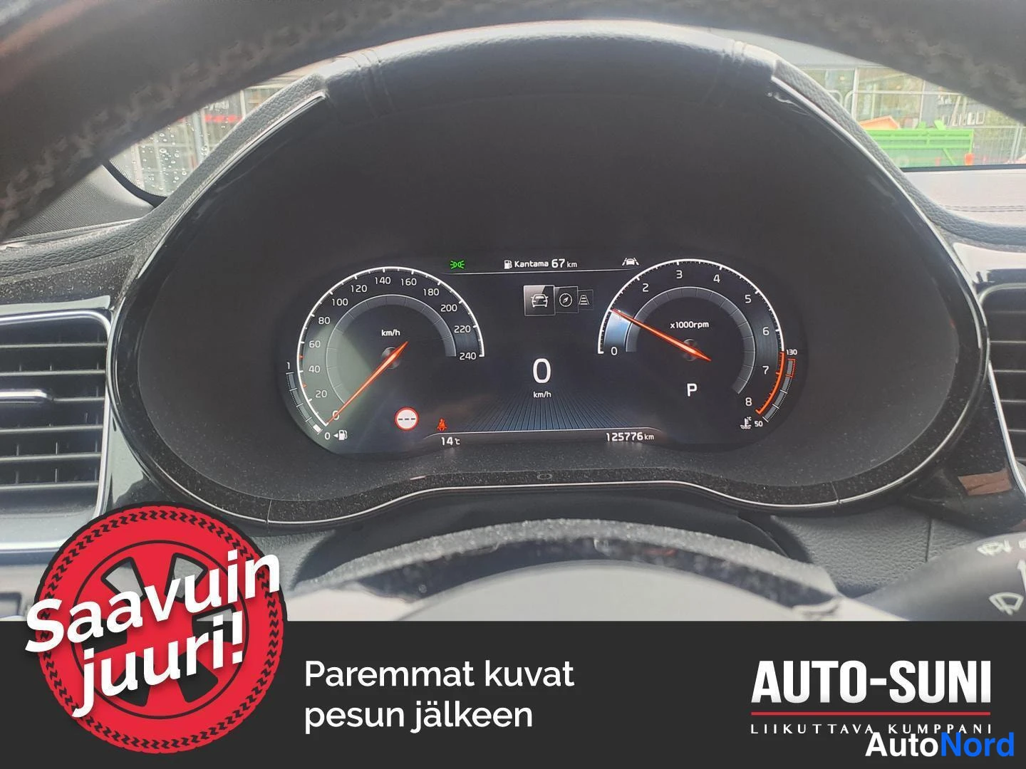 Edestä: Instrumenttien näyttö, vaihde P, lukema 125776 km, kantama 67 km.