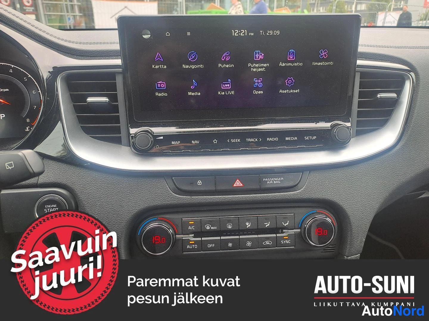 Edestä: Infotainment-näyttö valikkoineen ja automaattinen ilmastointipaneeli.