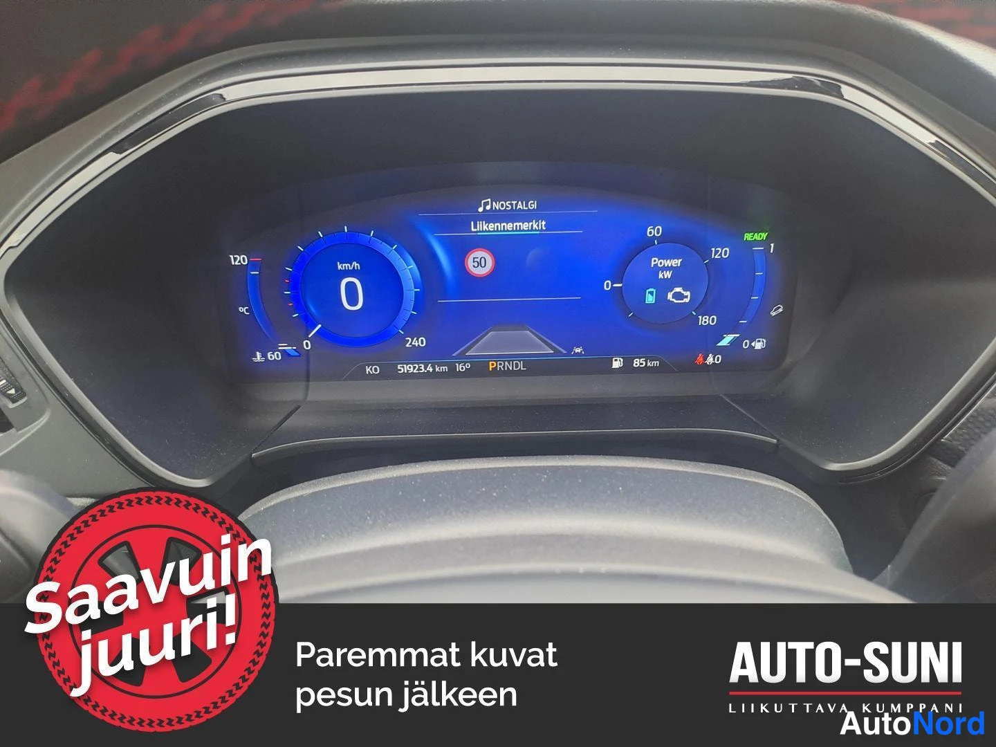 Muu: Digitaalinen mittaristo näyttää 0 km/h, kokonaislukema 51923,4 km, ilmassa 16 astetta ja valmiusindikaattori READY
