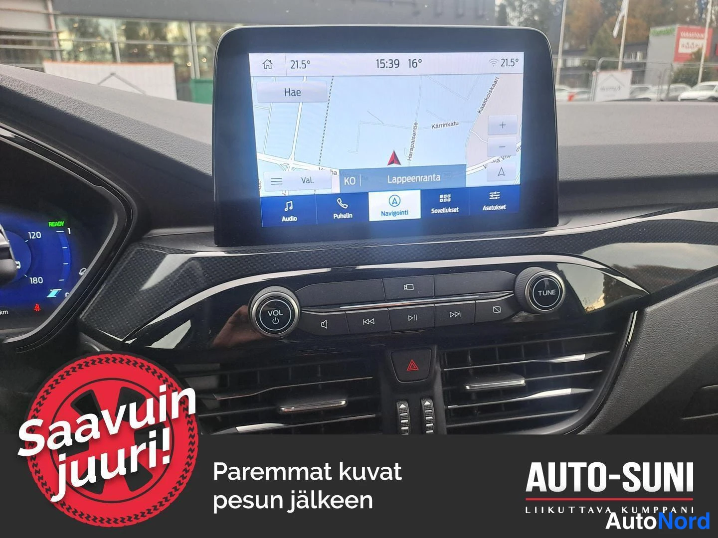 Muu: Pääyksikön näytöllä navigointihaku ja kartta, alavalikot Audio, Puhelin, Navigointi, Sovellukset, Asetukset