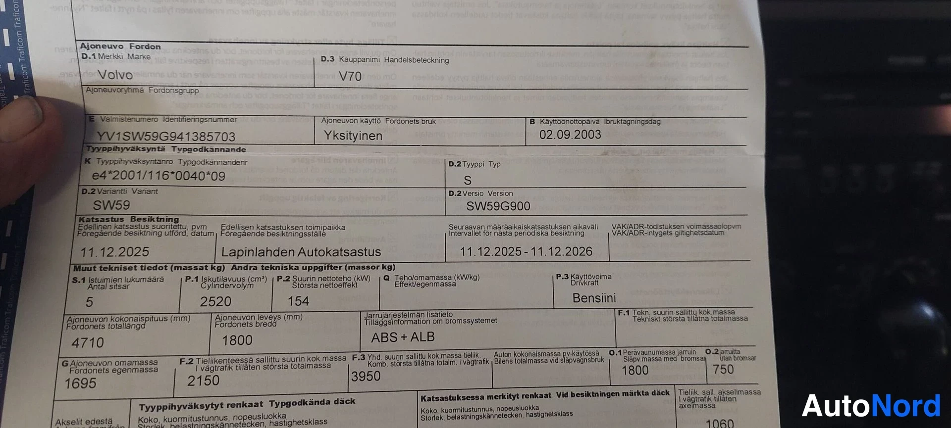 Muu: Ajoneuvon rekisteriotteesta näkyy Volvo V70:n teknisiä tietoja: kylkinumero, mallitunnus SW59, silmämääräinen katsastuspäivät 11.12.2025–11.12.2026 ja moottorit