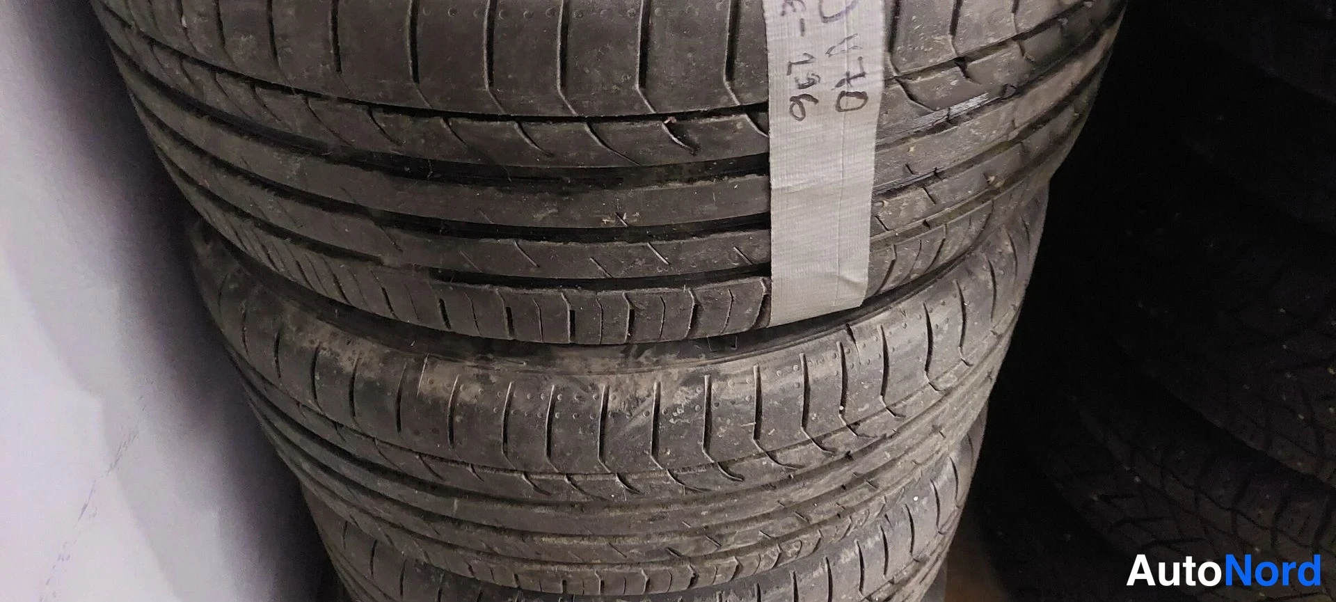 Muu: Pino kesärenkaita ilman vanteita, mukana käsinkirjoitettu etiketti.