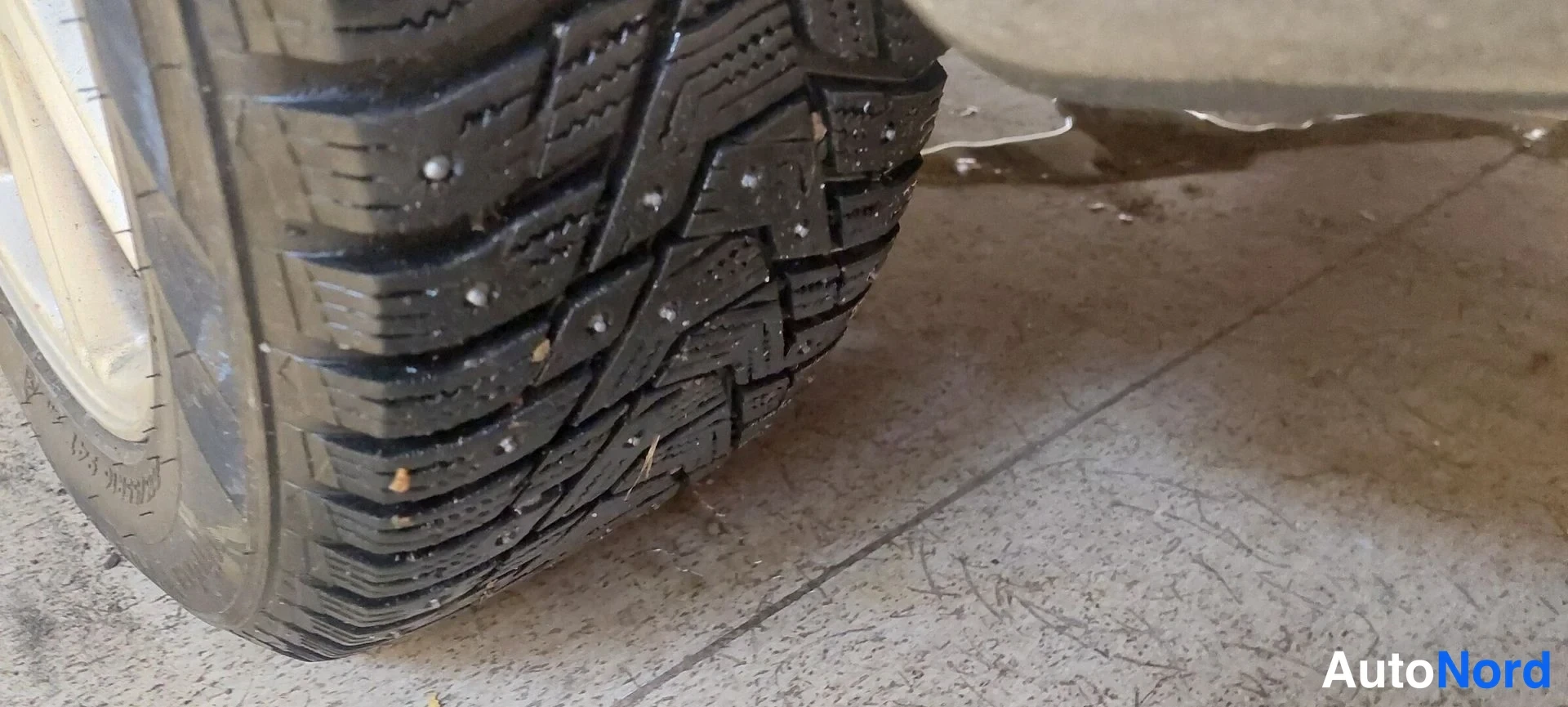 Muu: Nastarenkaan kulutuspinta lähikuvassa auton alla.