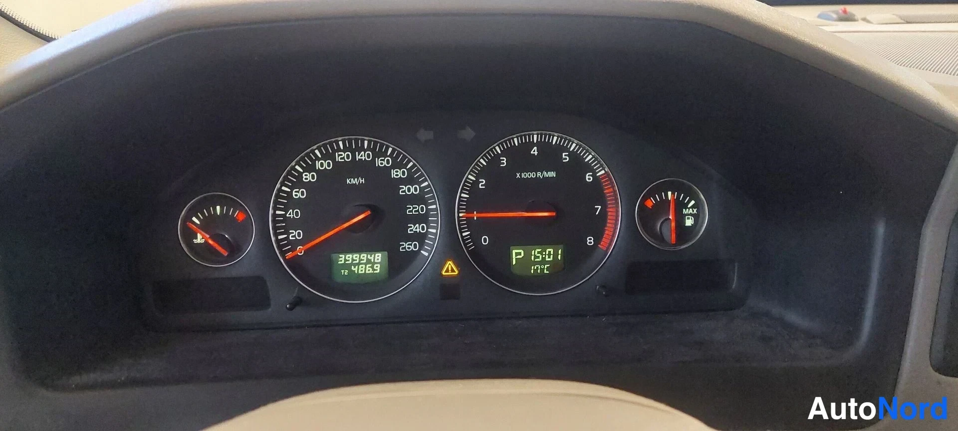 Edestä: Kojelaudan mittaristo: 399 948 km mittarilukema.