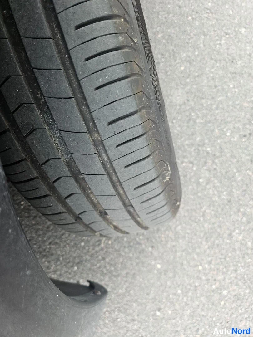 Muu: Renkaan kulutuspinta lähikuvassa, jossa kumissa on säännölliset urat ja pintakuluma.