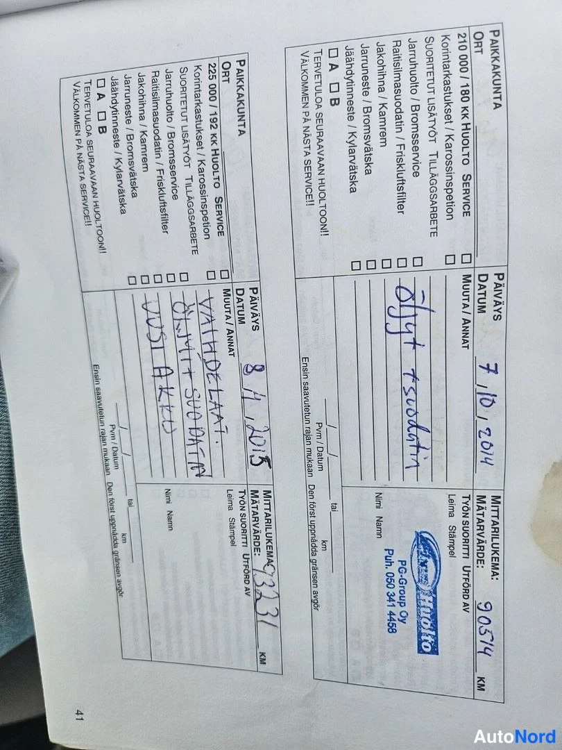 Muu: Huoltokirjan sivu, jossa kaksi huoltokuittaa: huollot 7.10.2014 (90 574 km) ja 8.11.2015 (93 331 km), työn suorittajana Loma Stampel.