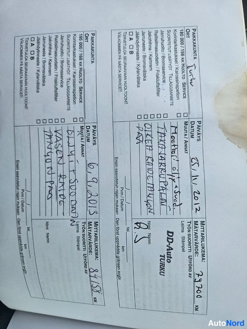 Muu: Huoltokirjan sivu, jossa kaksi huoltokuittaa: huollot 25.11.2012 (79 700 km) ja 6.9.2013 (84 158 km).