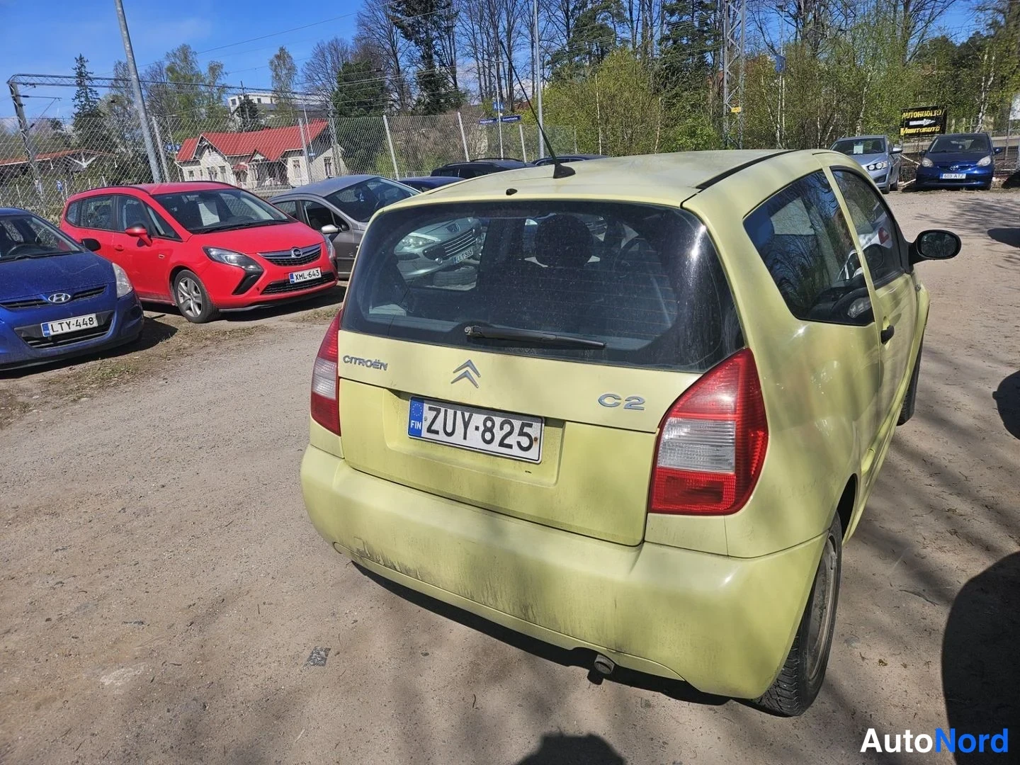 Takaviisto: Citroën C2:n takaosa oikealta kulmalta, takalasinpyyhkijä ja C2-merkintä, rekisterikilpi.