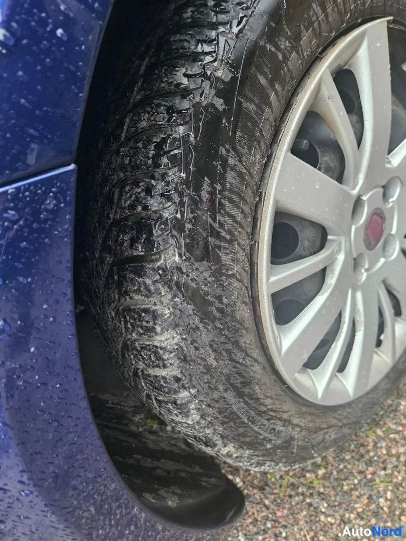 Muu: Takkarenkaan lähikuva hopeavanteella, auto sininen kori.