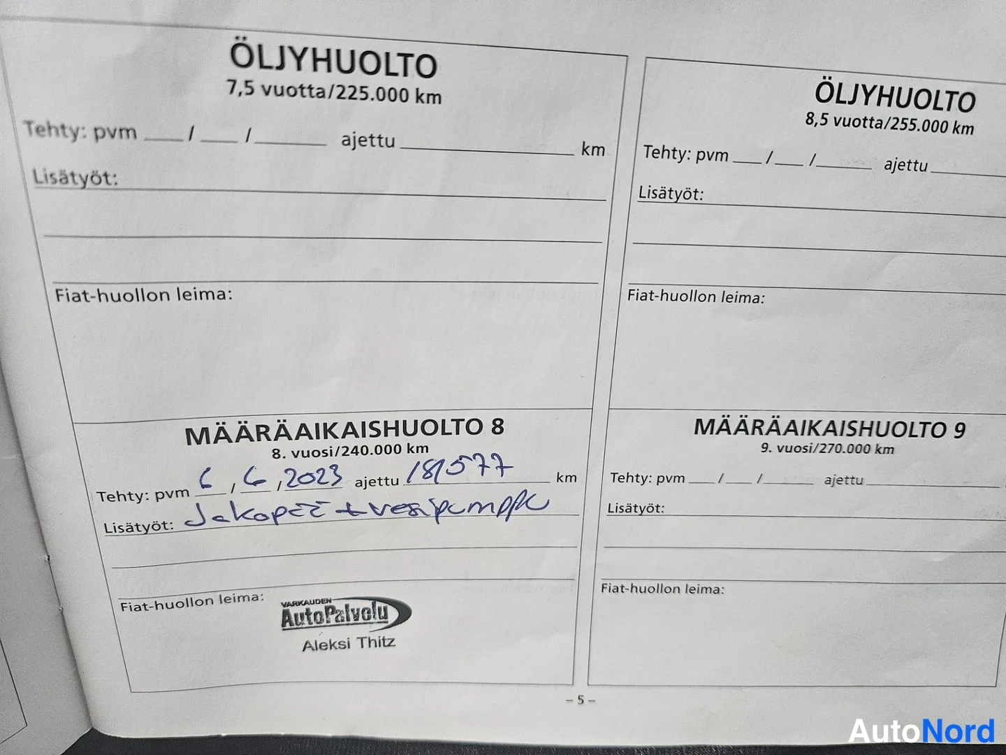 Asiakirja: Huoltokirjan sivu 5: öljyhuolto- ja määräaikaishuolto-osiot, määräaikaishuolto 8 merkitty 6.6.2023 ja 181577 km.