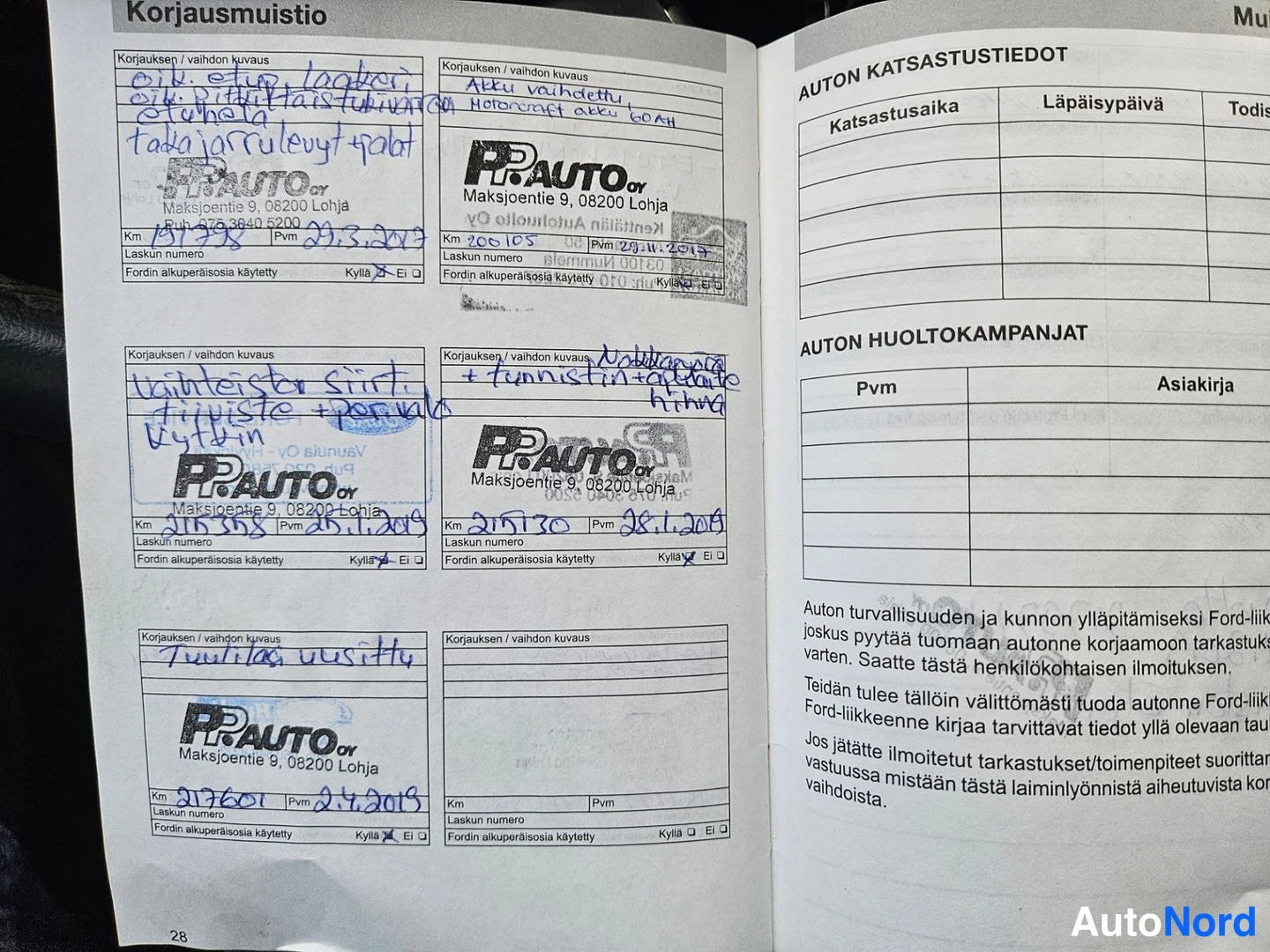 Asiakirja: Avoin huoltokirja: sivu 28 näkyvissä yläkulmassa. Vasemmalla puolella sarake otsikolla Korjausmuisti joka sisältää käsin kirjoitettuja huoltoja ja P.R.Auto Lohj