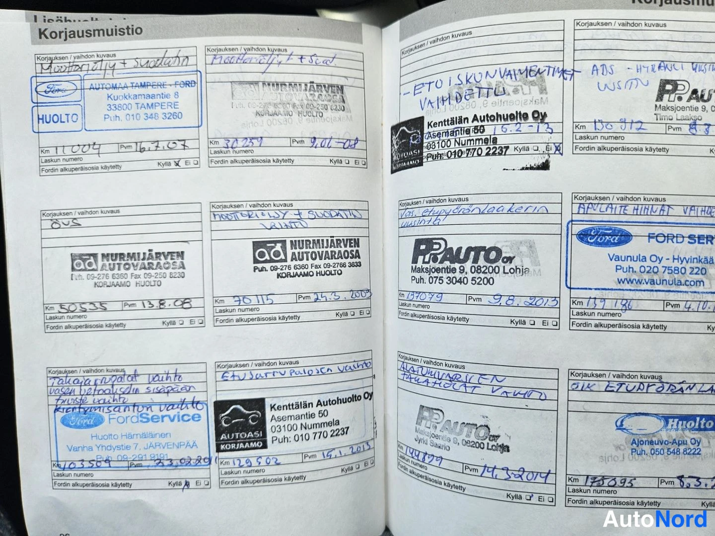 Asiakirja: Avoin huoltokirja: vasemmalta siltä löytyy sininen Ford Service-leima ja useita mustia leimoja kuten Nurmijärven Autovaraosa. Oikealla puolella leimoja mm. Kent