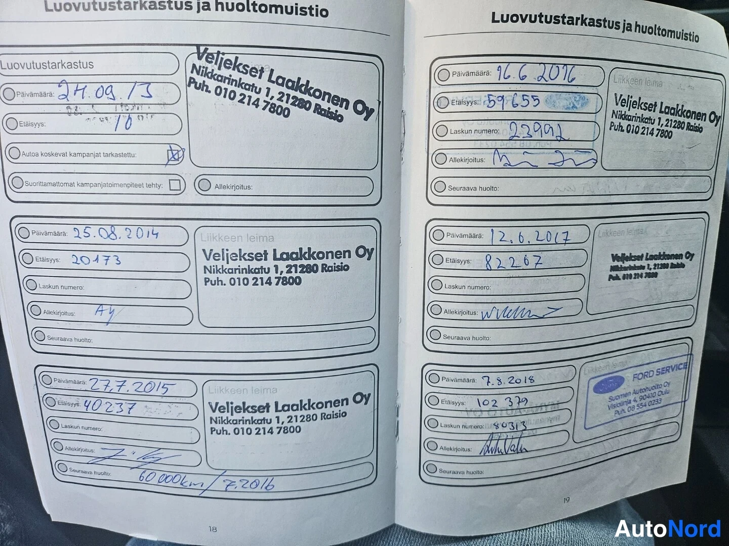 Muu: Avattu huoltokirja (sivut 18–19) käsinkirjoitetuilla huoltomerkinnöillä eri päivämäärille ja ajometriarvoille.
